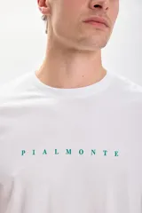 Remera blanca de manga corta con estampa de un edificio y el logo de la marca Drusacco en la espalda.