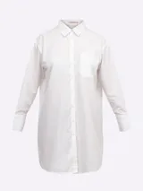 Vestido camisero corto, color azul, con cuello solapa, manga larga y bolsillo delantero de plastrón. Presenta un bajo asimétrico.