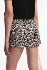 Short de tiro alto con estampado de cebra, con detalle de nudo en la cintura.