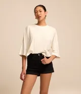 Short de sarga negro con cintura alta, bolsillos delanteros y traseros.
