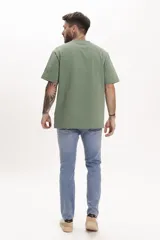 Pantalón de jean celeste, corte slim fit, con bolsillos delanteros y traseros.