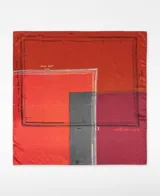 Pañuelo cuadrado de poliéster reciclado con estampado cartográfico en bloques de color naranja, rojo, bordó y gris. Presenta el logo de Adolfo Dominguez y detalles de texto inspirados en mapas.