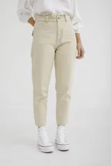 Pantalón de jean color beige, corte recto, con cintura alta fruncida.