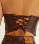 Top strapless de cuero color marrón, con ajuste de cordones cruzados en la espalda.