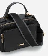 Bolso bandolera negro con correa de mano fija y asa larga ajustable desmontable. Cuenta con bolsillo delantero y cierre por cremallera.