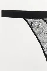 Tanga negra de encaje floral con cintura elástica.