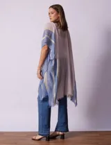 Kimono Barrington con estampado de rayas horizontales en tonos azul, rosa y dorado.