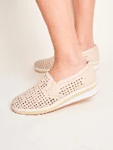 Panchita de cuero color beige con diseño calado, suela blanca y elástico en los laterales.