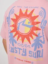 Remera negra de algodón con estampado en la espalda que incluye un sol estilizado, texto con la marca "Rusty" y la frase "Golden Sun - Endless Waves".