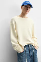Jersey de hombre color lila, tejido en hilatura de algodón con textura. Tiene cuello redondo, manga larga y acabados en rib con detalle de vuelta.