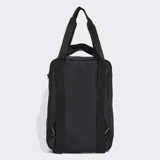 Mochila Adidas negra con logo de la marca en relieve. Tiene doble asa de mano y correas ajustables para los hombros. Cuenta con un compartimento principal con cierre y un bolsillo frontal con cierre.