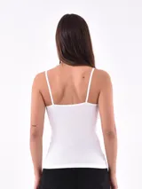 Musculosa blanca de breteles finos.