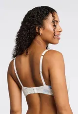 Soutien de lycra color violeta con aro y copa con formada, marca Montelle. Breteles fijos con largo regulable.