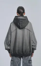 Canguro gris con capucha, de corte oversize y efecto desgastado.