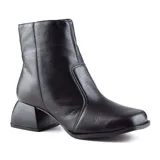 Bota corta de cuero negro, con punta cuadrada y taco geométrico.