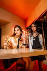 Chaqueta metalizada dorada, elastizada y con cuello camisero.