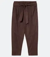 Pantalón clochard marrón de fake suede, con cinturón, pliegues y recortes.