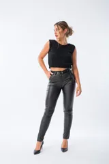 Musculosa negra de viscosa con escote sutil y calce relajado.