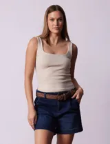 Short color salmón de algodón con pretina con pasadores, botón y cierre. Delantera con bolsillos. Incluye cinturón trenzado marrón. Marca One Five One.