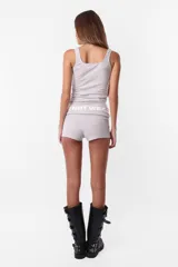 Musculosa gris de algodón con lycra, corte ajustado y escote cuadrado.