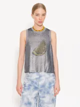 Musculosa de punto mesh con lentejuelas, escote y sisa terminados en rib tejido, largo a la altura de la primera cadera y estampa en el delantero.