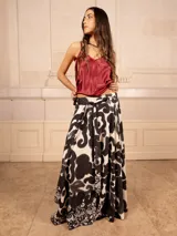 Falda larga acampanada con estampado abstracto en blanco y negro, y lazo en la cintura.