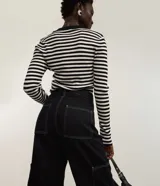 Pantalón wide leg de mujer marca Blue Steel, color negro, confeccionado en sarga de algodón. Cuenta con cintura fija con trabillas, cierre de cremallera, bolsillos laterales y bolsillo cargo incorporado.
