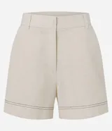 Short de tiro alto color beige confeccionado en algodón con lino, con trabillas en la cintura, cierre tradicional, bolsillos delanteros y costuras aparentes.