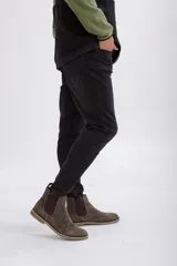 Pantalón de jean negro de corte recto.