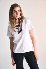 Remera básica blanca de algodón pima, con fit clásico y bordado en el pecho.