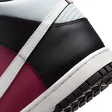 Zapatillas Nike Dunk High en blanco y negro, con el logo de Nike en negro en el lateral.