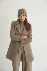 Tapado corto entallado color marrón claro con textura de espiga, cuello solapa y manga larga. Cierre frontal con botones.