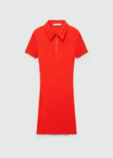 Vestido corto color naranja con textura, cuello polo y cierre de cremallera en el cuello.