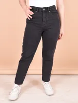 Pantalón jean negro de tiro alto, corte recto y largo al tobillo. Diseño clásico con bolsillos delanteros y traseros.