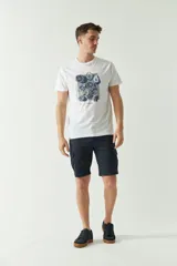Remera de hombre con arte estampado, de corte regular y escote redondo.