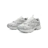 Zapatillas urbanas Paddock Equal, color blanco con detalles en beige y plateado, de malla y cuero sintético.