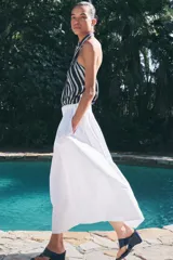 Falda midi de popelina blanca con cintura elastizada y corte evasé.