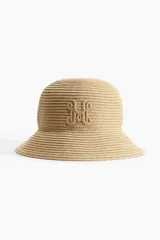 Sombrero tipo bucket de paja color beige con ala corta y logo bordado en el frente.