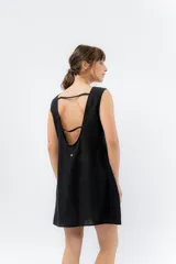 Vestido corto negro sin mangas, confeccionado en mezcla de algodón y viscosa. Presenta escote redondo y espalda profunda con tiras finas cruzadas.