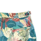 Short de baño con estampado de hojas en tonos verde, amarillo, naranja y celeste. Tiene pretina fija con hebillas metálicas laterales, botón a presión y cierre frontal. Incluye tres bolsillos y mesh interior hipoalergénico.