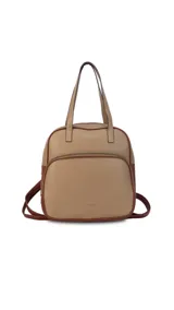 Mochila color marrón con doble asa de mano y correas traseras regulables. Presenta un bolsillo frontal con cierre y compartimento interno para iPad.