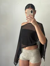 Short dorado con lentejuelas y cintura elastizada.