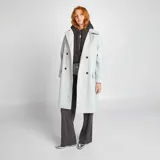 Campera plastrón negra con capucha y cierre frontal con cremallera.