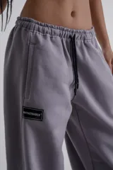 Pantalón de jogging gris con corte holgado y bolsillos laterales.
