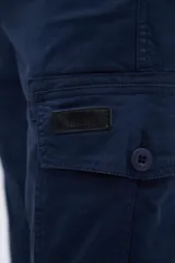 Pantalón cargo color verde oliva, con bolsillos laterales y bolsillo cargo con solapa y botones.