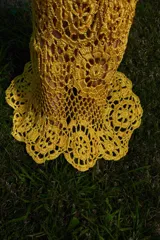 Vestido largo de crochet amarillo, hecho a mano en hilado de seda, con breteles finos y diseño calado.