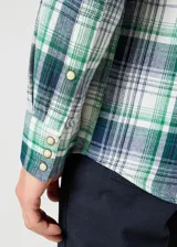 Camisa Wrangler de hombre a cuadros verdes, azules y blancos, de manga larga, con dos bolsillos frontales con cierre de botón y cuello americano.