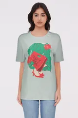 Remera holgada de algodón con estampado gráfico de una bolsa y un zapato.