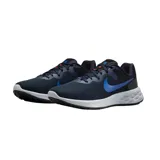 Championes Nike Revolution 6 Next Nature, color negro con logo azul y suela blanca.