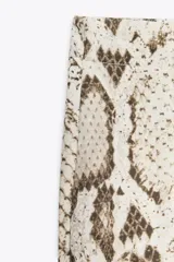 Pantalón semitransparente de tiro medio con cintura elástica ajustable con cordones, bolsillos laterales y pierna recta.